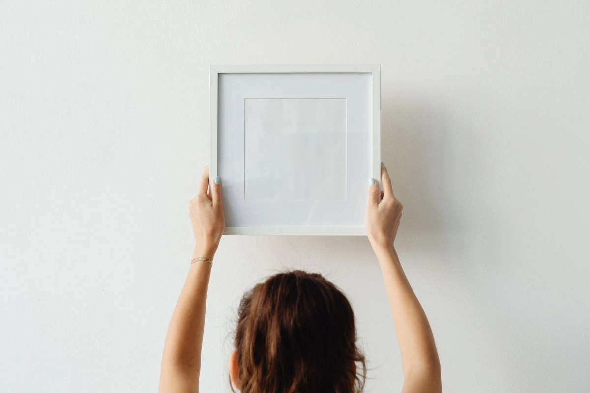 Behang wordt op een binnenmuur aangebracht