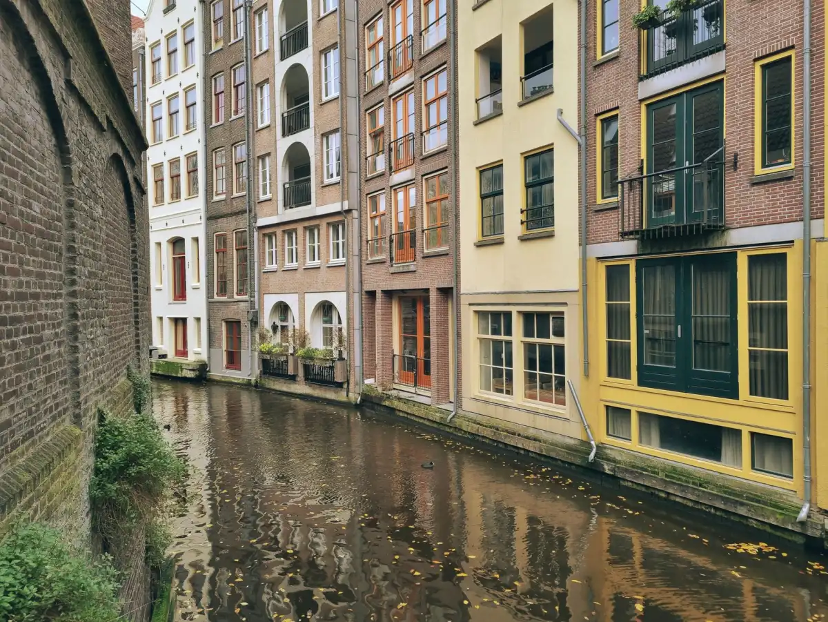 Bakstenen gevels langs een gracht