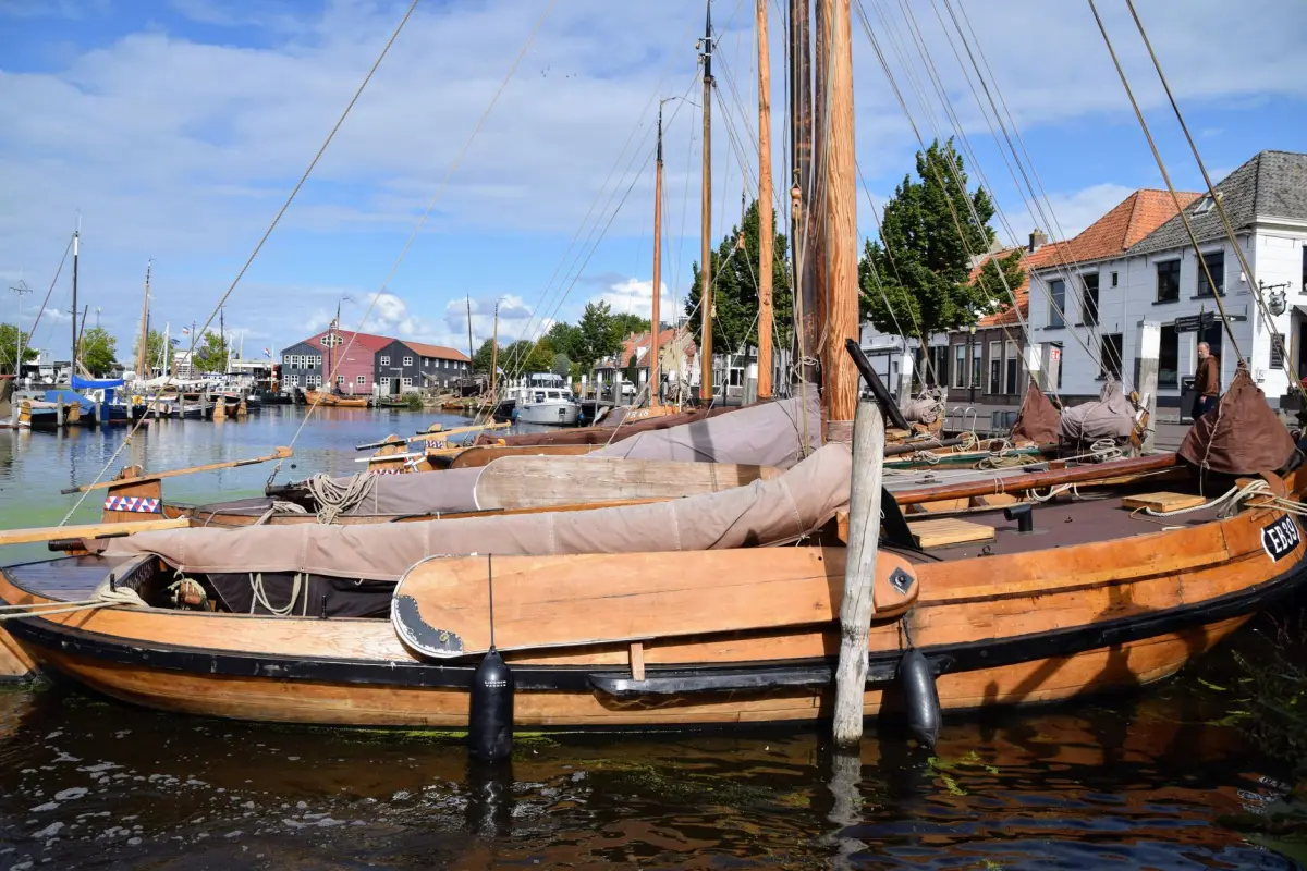 Zeilboten in een jachthaven