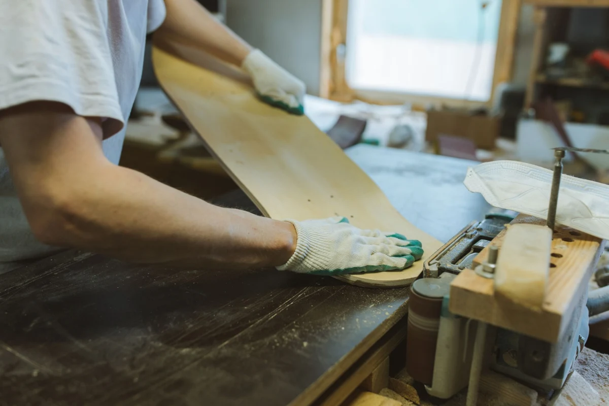 Houtwerk wordt geschuurd ter voorbereiding op het schilderen